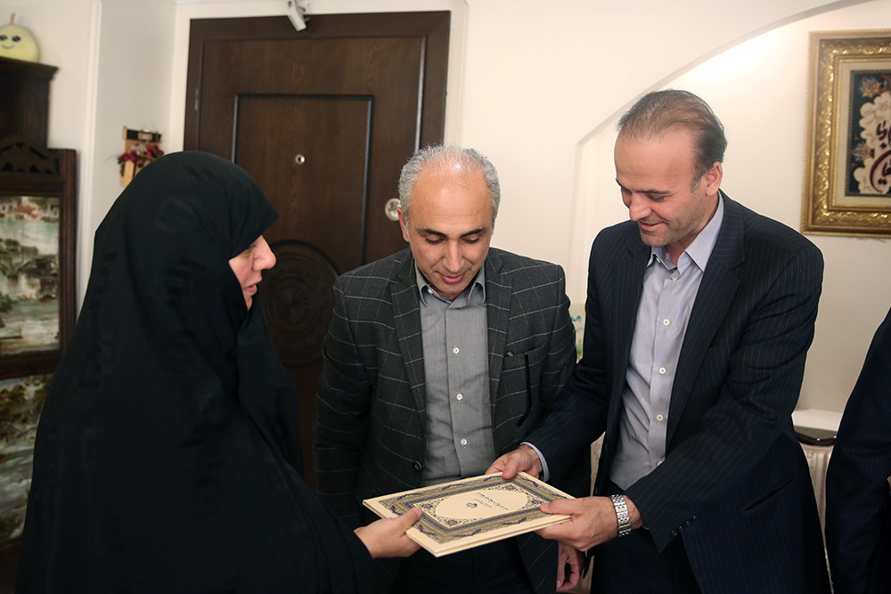 تقدیر از خانواده شهید