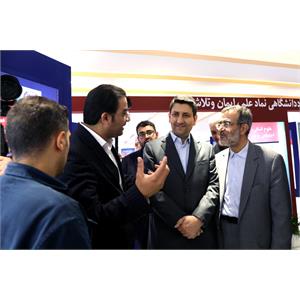 بازدید وزیر ارتباطات از نمایشگاه دستاوردهای جهاد دانشگاهی