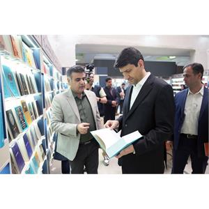 بازدید وزیر ارتباطات و فناوری اطلاعات از نمایشگاه کتاب