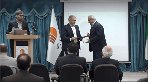 دریافت نشان اهتمام به کیفیت آمارهای رسمی توسط نماینده سازمان تنظیم مقررات